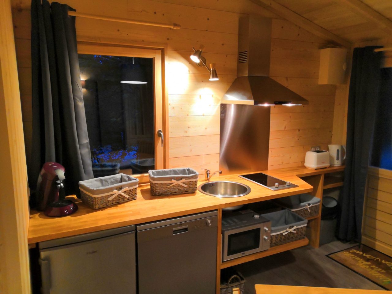 cuisine cosy cabane insolite avec sauna hammam spa jacuzzi Sarlat Dordogne