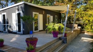 cottage en bois avec terrasse au Domaine Nature du Paillé
