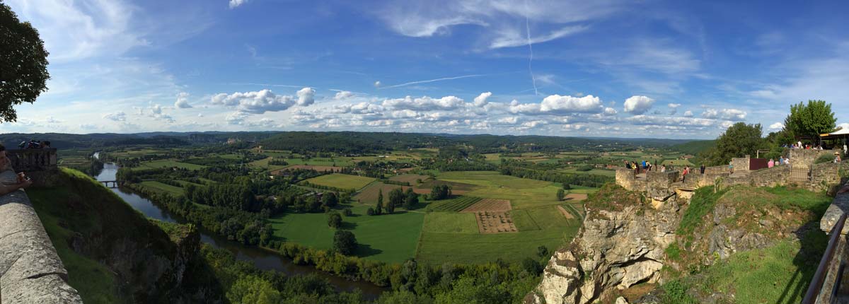 Vue panoramique depuis la bastide de Domme, en Périgord, sur la vallée de la Dordogne et ses paysages verdoyants.