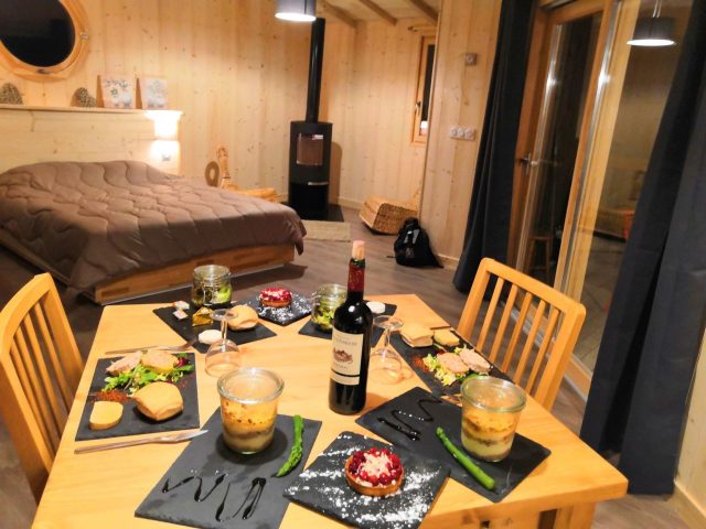 Repas gourmand en tête a tête cabane Sarlat avec sauna hammam spa jacuzzi