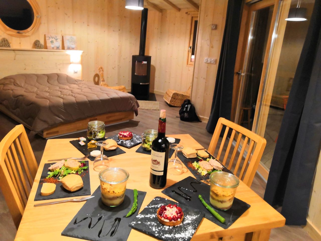 Repas gourmand en tête a tête cabane Sarlat avec sauna hammam spa jacuzzi
