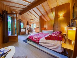 intérieur d'une cabane en bois à louer au Domaine Nature du Paillé