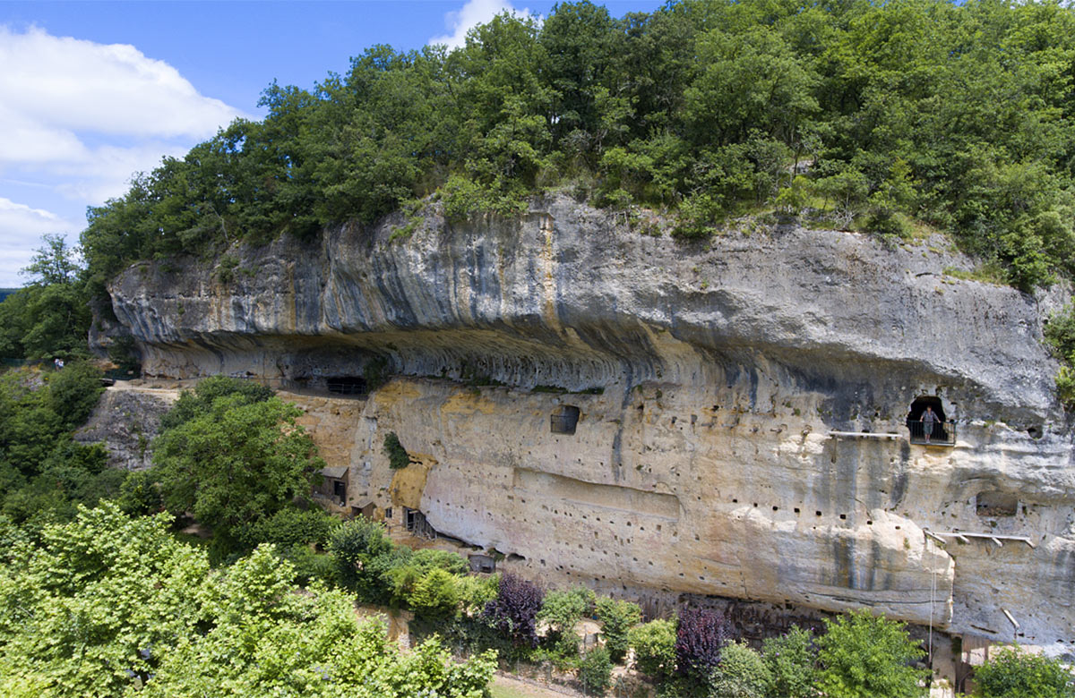 vue de la falaise des Grottes du Roc de Cazelle en Dordogne